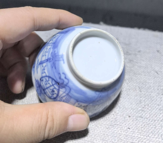 古玩陶瓷青花八寶紋壓手杯真品鑒賞圖