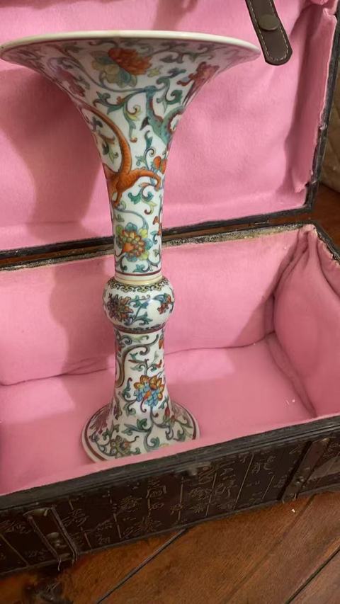 古玩陶瓷斗彩夔龍紋花觚，模糊，偏老真品鑒賞圖