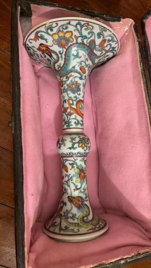 古玩陶瓷斗彩夔龍紋花觚，模糊，偏老真品鑒賞圖
