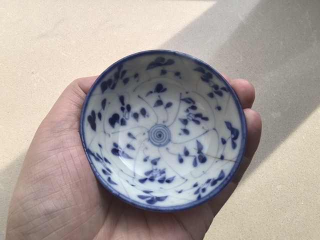 古玩陶瓷青花花卉紋茶圓真品鑒賞圖