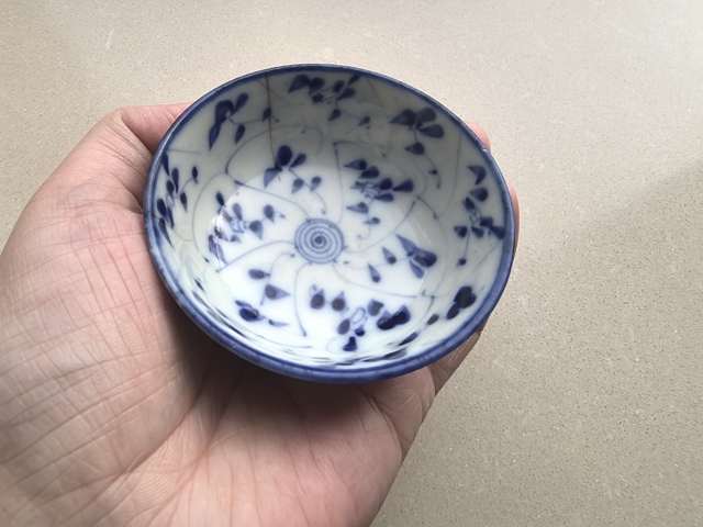 古玩陶瓷青花花卉紋茶圓真品鑒賞圖