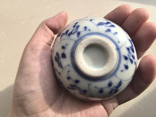 古玩陶瓷青花花卉紋茶圓真品鑒賞圖