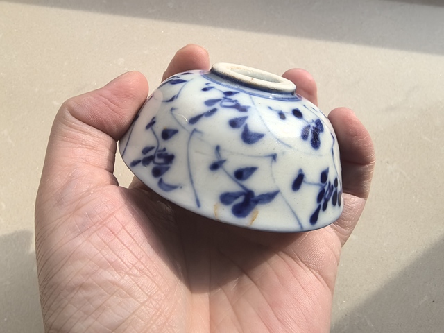 古玩陶瓷青花花卉紋茶圓真品鑒賞圖