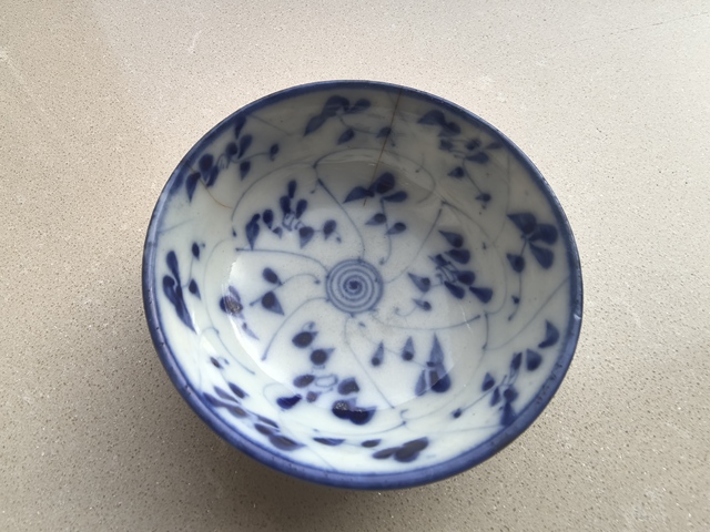 古玩陶瓷青花花卉紋茶圓真品鑒賞圖