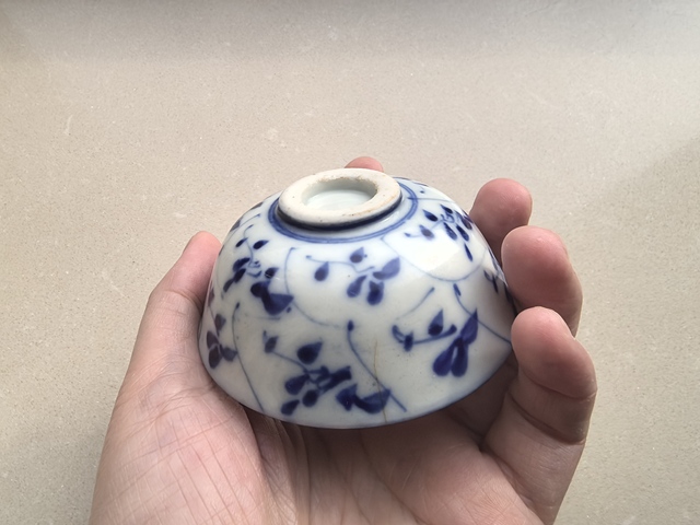 古玩陶瓷青花花卉紋茶圓真品鑒賞圖