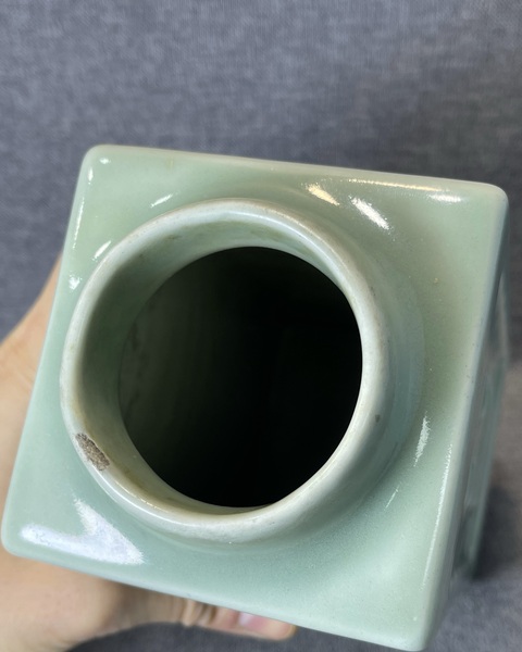 古玩陶瓷豆青釉八卦琮式瓶真品鑒賞圖