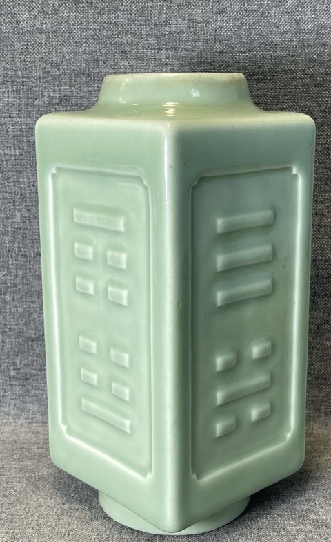 古玩陶瓷豆青釉八卦琮式瓶真品鑒賞圖