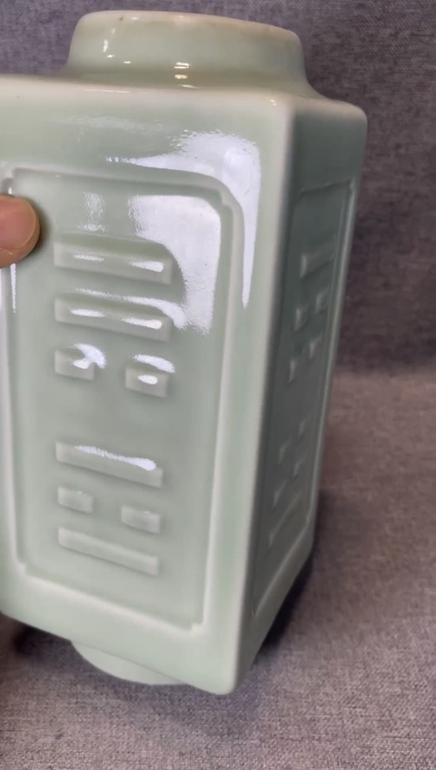 古玩陶瓷豆青釉八卦琮式瓶真品鑒賞圖