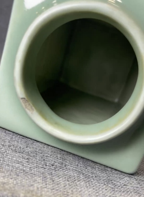 古玩陶瓷豆青釉八卦琮式瓶真品鑒賞圖