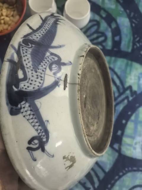 古玩陶瓷過墻龍紋青花盤真品鑒賞圖