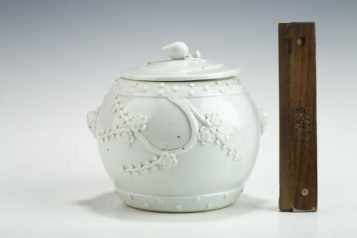 古玩陶瓷晚清·白釉堆塑梅花紋蓋罐真品鑒賞圖