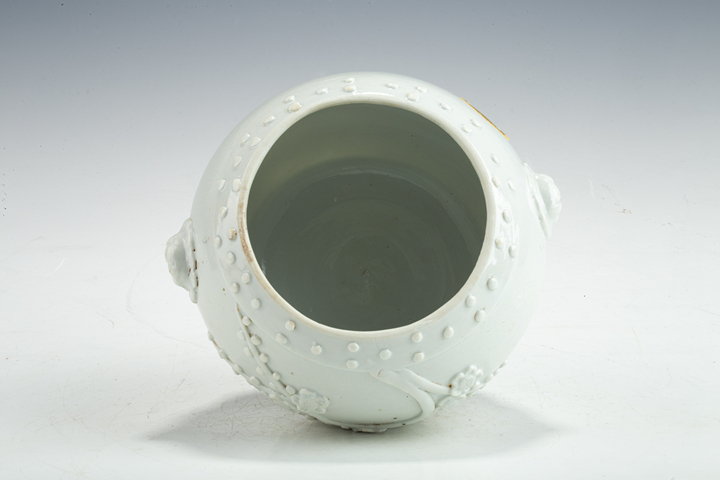 古玩陶瓷晚清·白釉堆塑梅花紋蓋罐真品鑒賞圖