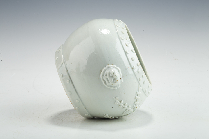 古玩陶瓷晚清·白釉堆塑梅花紋蓋罐真品鑒賞圖