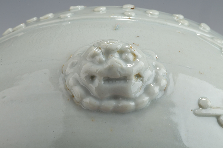 古玩陶瓷晚清·白釉堆塑梅花紋蓋罐真品鑒賞圖