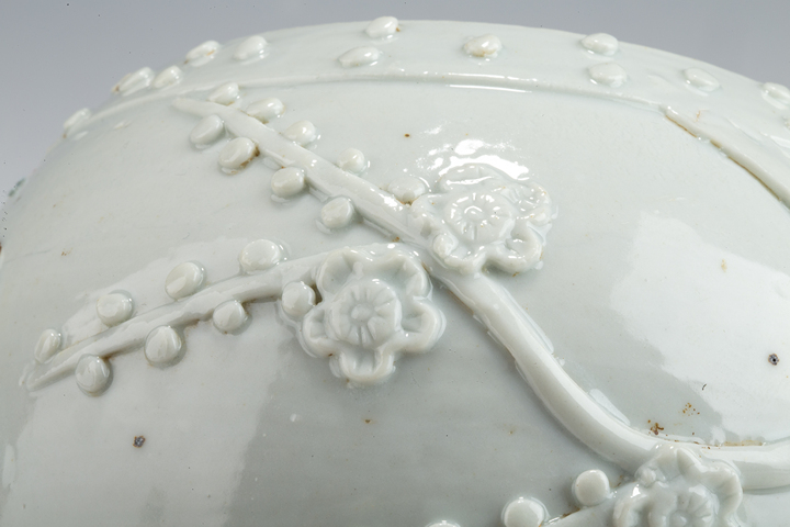 古玩陶瓷晚清·白釉堆塑梅花紋蓋罐真品鑒賞圖