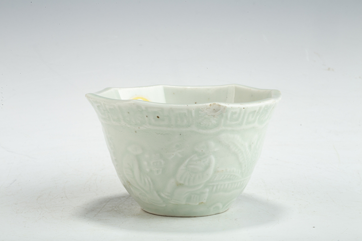 古玩陶瓷民國解放初·豆青釉模印人物詩文八方杯真品鑒賞圖