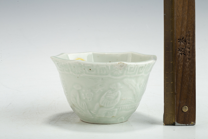 古玩陶瓷民國解放初·豆青釉模印人物詩文八方杯真品鑒賞圖