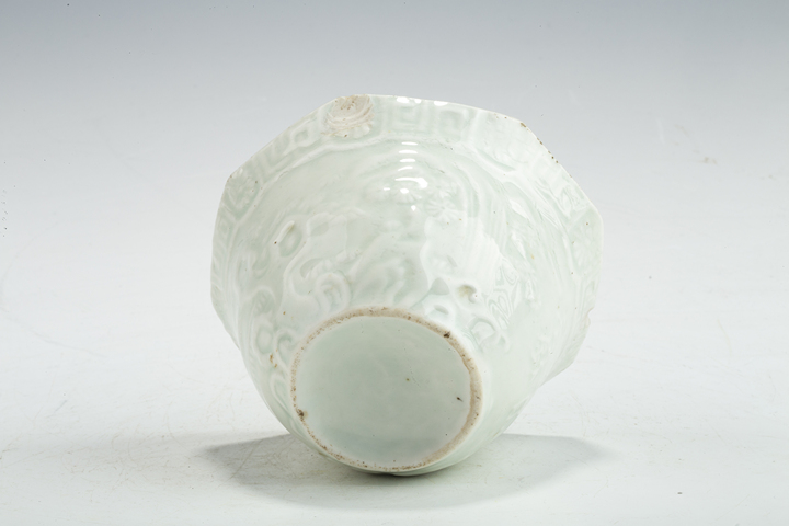 古玩陶瓷民國解放初·豆青釉模印人物詩文八方杯真品鑒賞圖