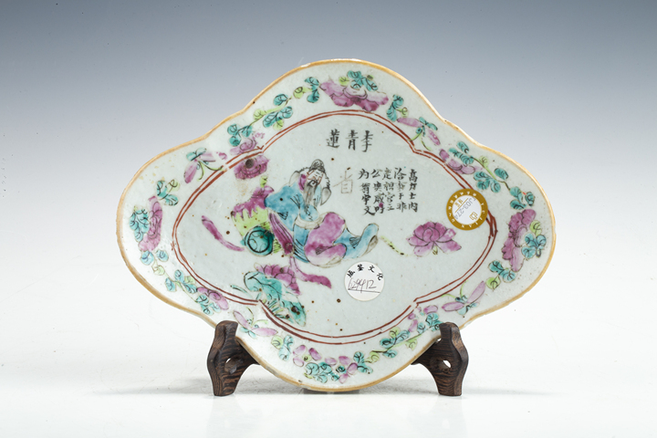 古玩陶瓷清晚·粉彩無雙譜人物詩文海棠形供盤真品鑒賞圖