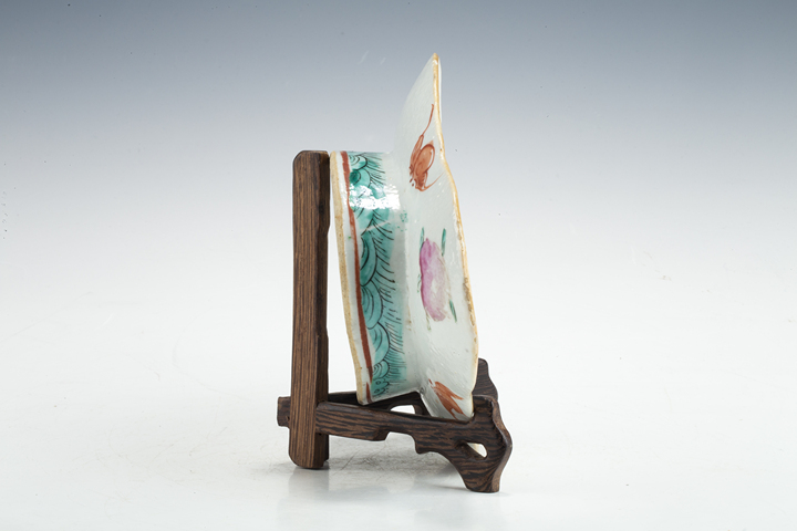 古玩陶瓷清晚·粉彩無雙譜人物詩文海棠形供盤真品鑒賞圖