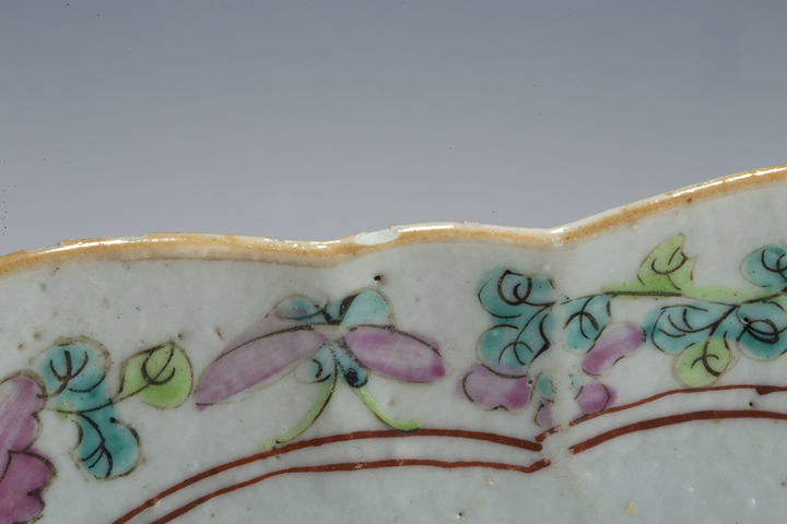 古玩陶瓷清晚·粉彩無雙譜人物詩文海棠形供盤真品鑒賞圖