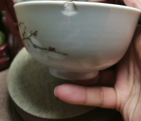 古玩陶瓷洪憲年制款粉彩花卉紋碗真品鑒賞圖