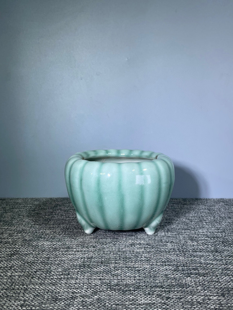 古玩陶瓷晚清民國(guó).冬青釉瓜棱三足爐拍賣，當(dāng)前價(jià)格500元