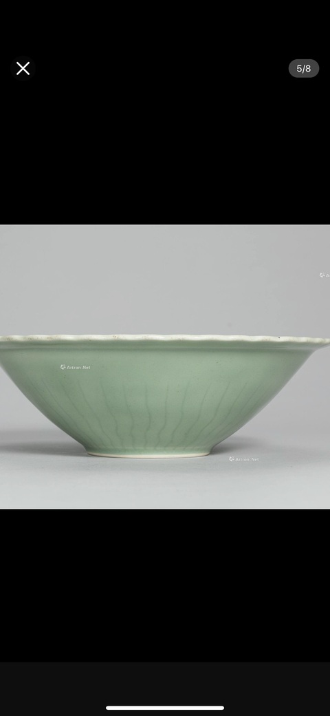 古玩陶瓷青釉刻花太陽紋斗笠折沿花口碗真品鑒賞圖