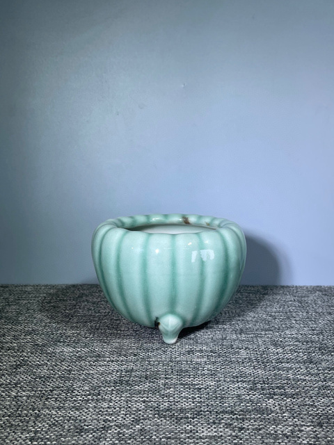 古玩陶瓷晚清民國(guó).冬青釉瓜棱三足爐拍賣，當(dāng)前價(jià)格500元