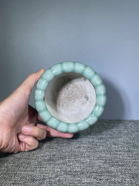 古玩陶瓷晚清民國(guó).冬青釉瓜棱三足爐拍賣，當(dāng)前價(jià)格500元