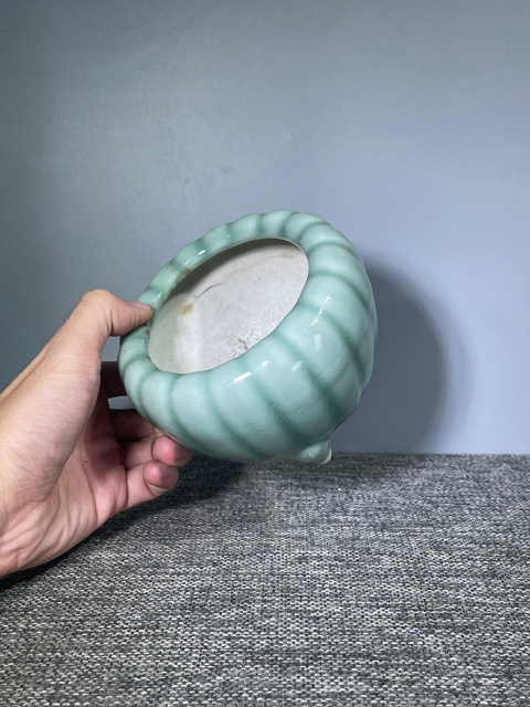 古玩陶瓷晚清民國(guó).冬青釉瓜棱三足爐拍賣，當(dāng)前價(jià)格500元