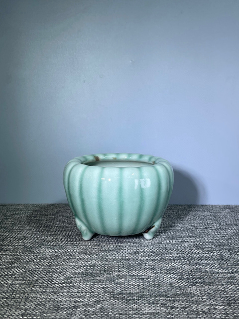 古玩陶瓷晚清民國(guó).冬青釉瓜棱三足爐拍賣，當(dāng)前價(jià)格500元