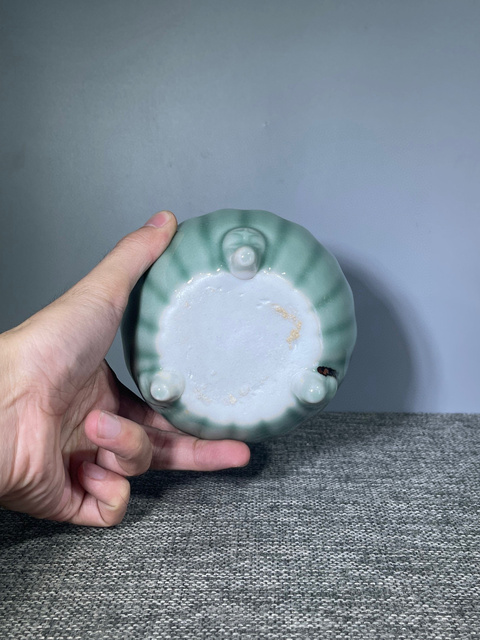 古玩陶瓷晚清民國(guó).冬青釉瓜棱三足爐拍賣，當(dāng)前價(jià)格500元