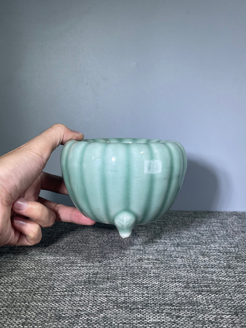 古玩陶瓷晚清民國(guó).冬青釉瓜棱三足爐拍賣，當(dāng)前價(jià)格500元