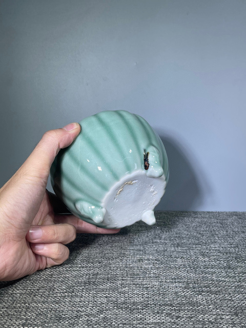 古玩陶瓷晚清民國(guó).冬青釉瓜棱三足爐拍賣，當(dāng)前價(jià)格500元