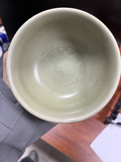 古玩陶瓷元代青釉印花花卉紋碗真品鑒賞圖