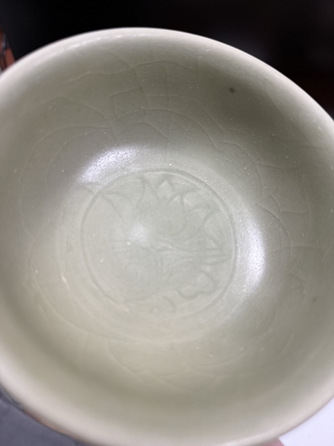 古玩陶瓷元代青釉印花花卉紋碗真品鑒賞圖