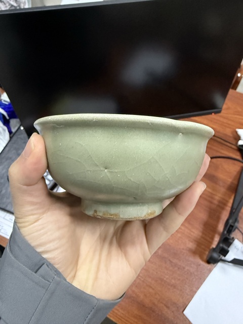 古玩陶瓷元代青釉印花花卉紋碗真品鑒賞圖