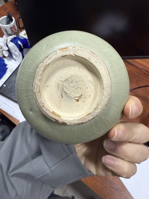 古玩陶瓷元代青釉印花花卉紋碗真品鑒賞圖