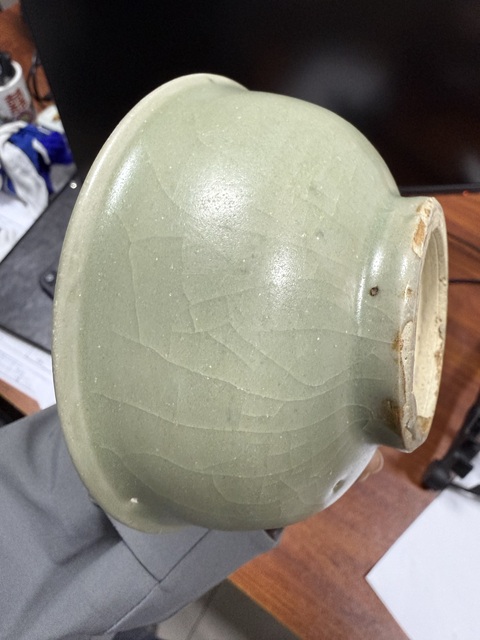 古玩陶瓷元代青釉印花花卉紋碗真品鑒賞圖