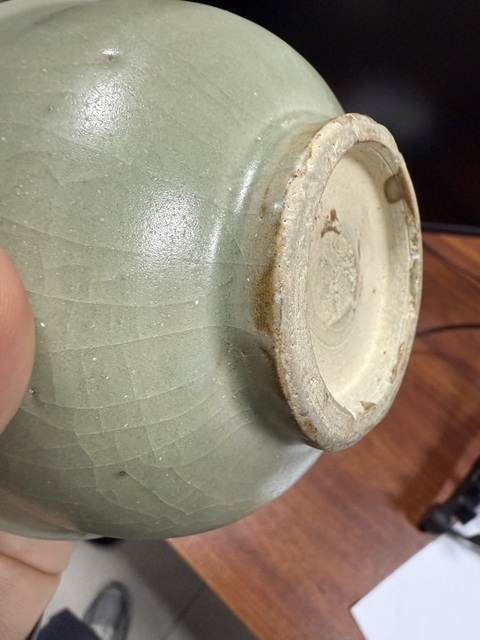 古玩陶瓷元代青釉印花花卉紋碗真品鑒賞圖