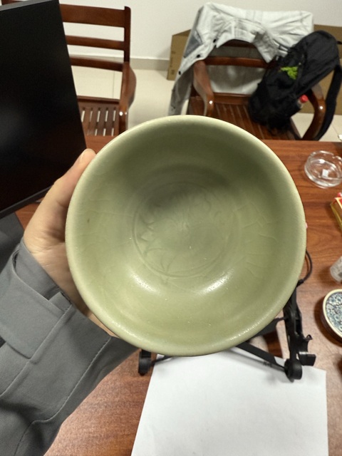 古玩陶瓷元代青釉印花花卉紋碗真品鑒賞圖