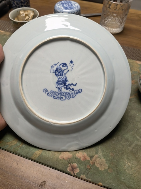 古玩陶瓷青花花卉紋盤(pán)，疑似后加款真品鑒賞圖