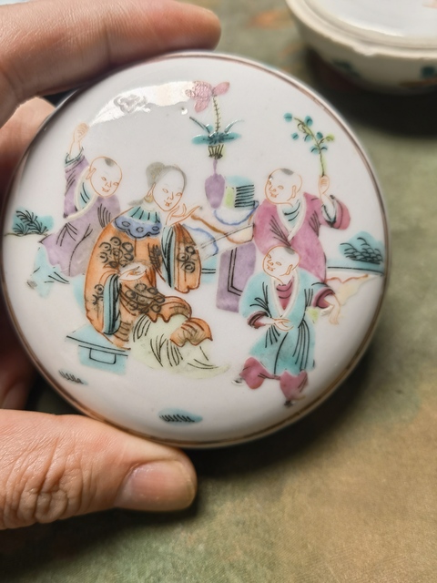 古玩陶瓷人物紋粉彩蓋盒真品鑒賞圖