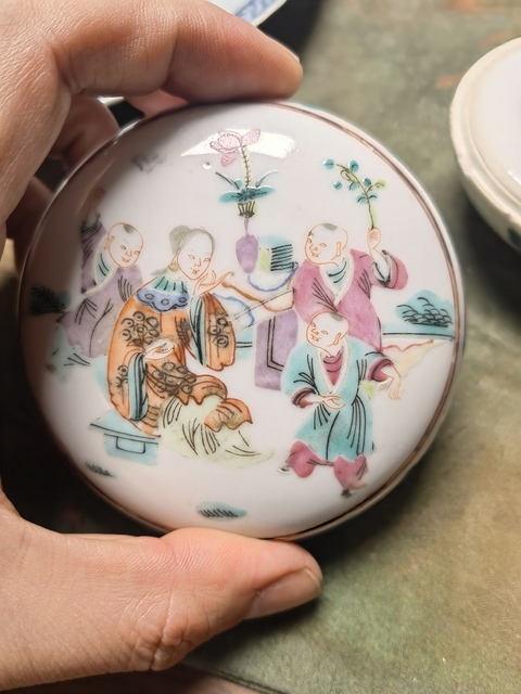 古玩陶瓷人物紋粉彩蓋盒真品鑒賞圖