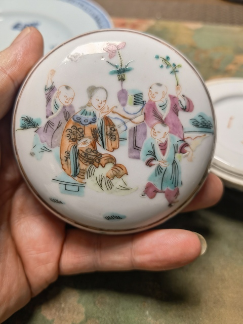 古玩陶瓷人物紋粉彩蓋盒真品鑒賞圖