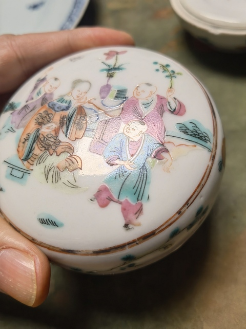 古玩陶瓷人物紋粉彩蓋盒真品鑒賞圖
