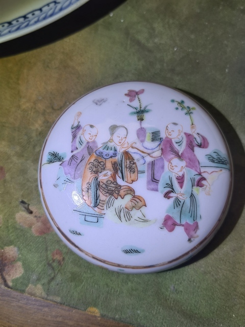 古玩陶瓷人物紋粉彩蓋盒真品鑒賞圖