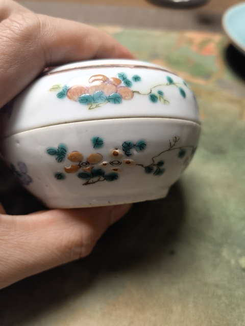 古玩陶瓷人物紋粉彩蓋盒真品鑒賞圖