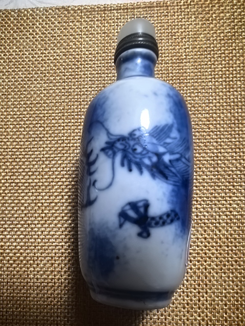 古玩陶瓷吹藍(lán)釉青花龍紋鼻煙壺真品鑒賞圖